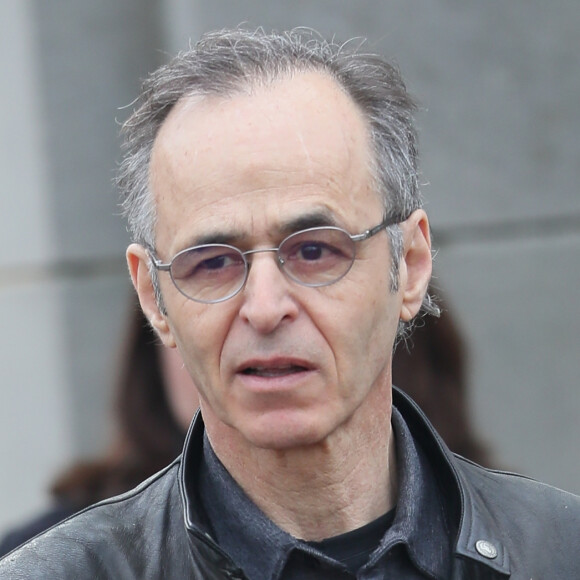 Jean-Jacques Goldman est le père de 6 enfants, dont Caroline, 46 ans 
Jean-Jacques Goldman lors des obsèques de Véronique Colucci au cimetière communal de Montrouge