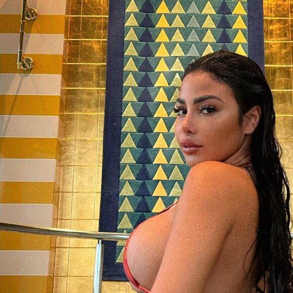 Maeva Ghennam pose sur Instagram
