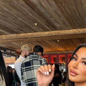 Maeva Ghennam pose sur Instagram