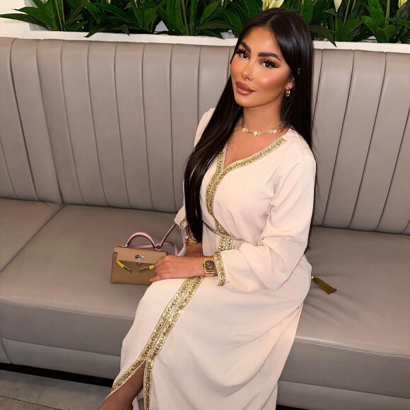 Maeva Ghennam pose sur Instagram
