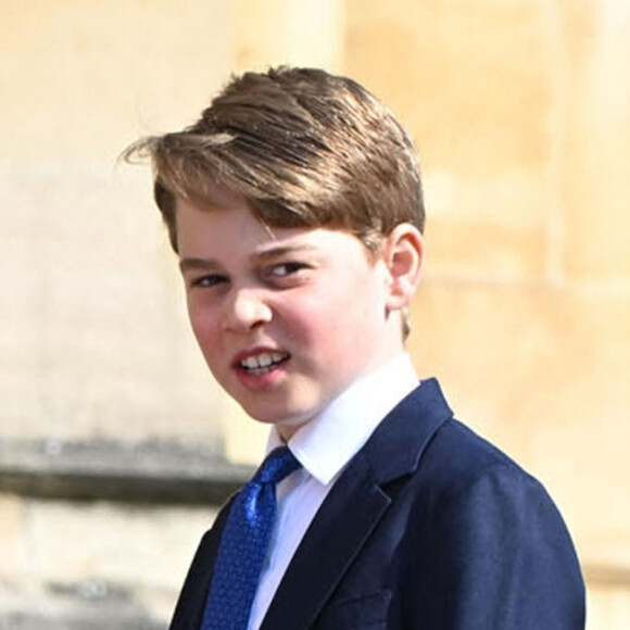 Le jeune prince George aura la lourde responsabilité de tenir la traine de son grand-père pour le couronnement de Charles III.
Le prince George de Galles - La famille royale du Royaume Uni arrive à la chapelle Saint George pour la messe de Pâques au château de Windsor. 