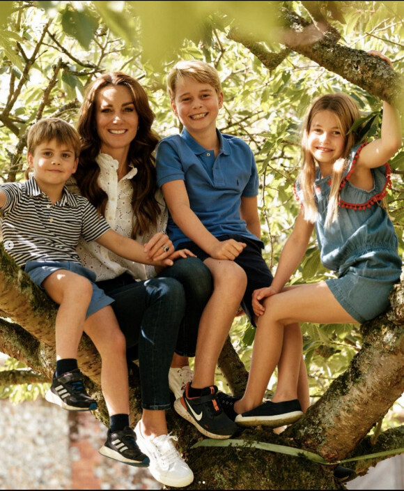 Même s'il grandit tranquille à la campagne depuis des années, loin de la médiatisation.
Pour la fête des Mères, le prince et la princesse de Galles ont dévoilé une photo inédite de la duchesse, Catherine Kate Middleton avec ses trois enfants, George, Charlotte et Louis. Le 19 mars 2023. © Princess of Wales Instagram via Bestimage 