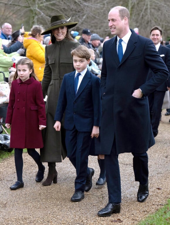 Le prince William, prince de Galles, Catherine (Kate) Middleton, princesse de Galles, le prince George de Galles, et la princesse Charlotte de Galles - La famille royale d'Angleterre assiste au service religieux de Noël à l'église St Mary Magdalene à Sandringham, Norfolk, Royaume Uni, le 25 décembre 2022. 