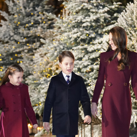 Une mission qui inquiète ses parents : ils le savent encore très timide. 
Le prince William, prince de Galles, Catherine (Kate) Middleton, princesse de Galles, et leurs enfants, le prince George de Galles, et la princesse Charlotte de Galles, arrivent pour le "Together at Christmas" Carol Service à l'abbaye de Westminster à Londres, Royaume uni, le 15 décembre 2022. 