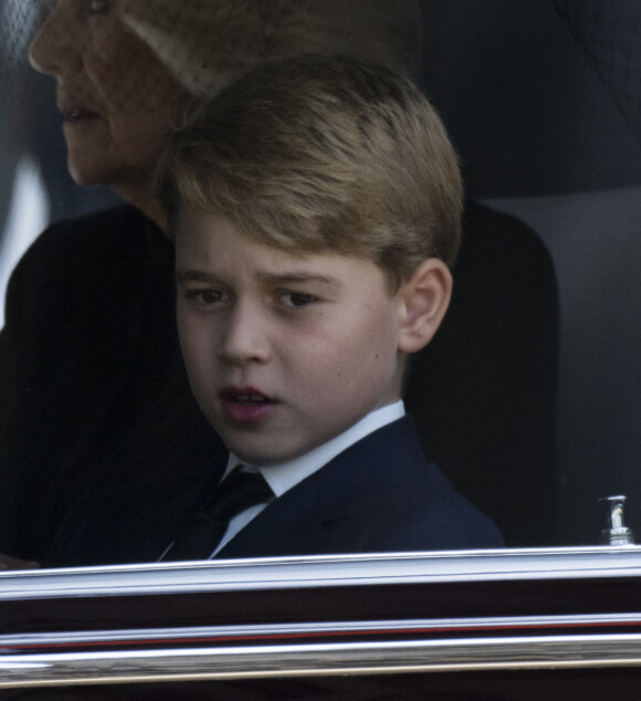 Le prince George de Galles - Procession du cercueil de la reine Elizabeth II d'Angleterre de Wesminster Hall où il était exposé au public, jusqu'à l'Abbaye de Westminster. Le cercueil est installé sur l'affût du canon, puis tiré par 142 marins de la Royal Navy à l'aide de cordages, dans la plus pure tradition de la monarchie britannique. Cette tradition remonte aux funérailles d'Etat de la reine Victoria en février 1901. Londres, le 19 septembre 2022. 