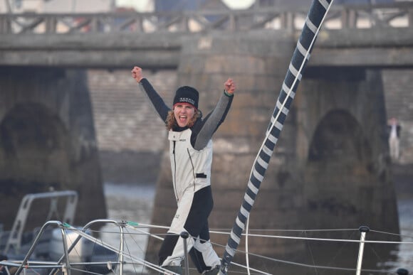 "Début février, j'avais un bébé de deux mois et plus de projet. (...) J'étais fatiguée, très troublée", confesse-t-elle
 
Info - Vendée Globe 2024 : Clarisse Crémer repart avec un nouveau sponsor, L'Occitane en Provence. Elle avait annoncé avoir été lâchée par la Banque populaire en raison de sa grossesse - Clarisse Cremer à son arrivée aux Sables d'Olonne lors de la 9ème édition de la course Vendée Globe. Elle est la première femme à passer la ligne d'arrivée, en 12ème position, avec le meilleur temps d'une skipper dans l'histoire du Vendée Globe (87 jours, 2 heures et 24 minutes). Le 3 février 2021 © DPPI / Panoramic / Bestimage