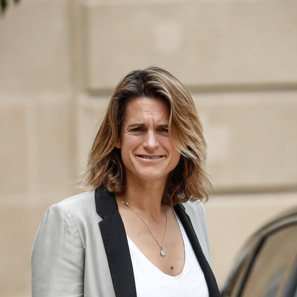 Sur Instagram, Amélie Mauresmo a publié une photo de ses enfants sur un parcours de golf, Aaron portant un sac avec des clubs à l'intérieur
 
Amélie Mauresmo à la sortie de la remise de la Légion d'honneur à la légende du tennis B.J.King au palais de l'Elysée à Paris le 3 juin 2022. © Aurelien Morissard/Panoramic/Bestimage