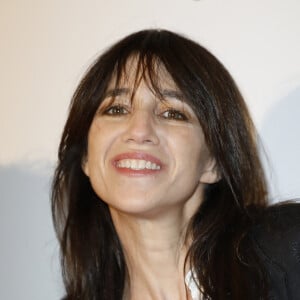 Charlotte Gainsbourg - Photocall de la 10ème édition du "Global Gift Gala 2022" au Four Seasons Hotel George V à Paris le 19 novembre 2022.  © Marc Ausset-Lacroix / Bestimage 