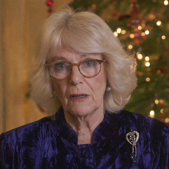 A deux semaines du couronnement, Camilla a été défendue par son fils sur les attaques du prince Harry. 
Camilla Parker Bowles, duchesse de Cornouailles - Les célébrités participent à la lecture du poème "The night before Christmas" en soutien à l'association "Actors Benevolent Fund", parrainée par le prince de Galles depuis 20 ans. 