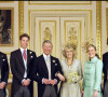 Et la photo d'une famille unie ne devrait pas être reproduite de sitôt. 
Photo officielle du mariage du prince Charles et de sa femme Camilla, duchesse de Cornouailles, entourés de Tom et Laura Parker-Bowles et des princes Harry et William, 9 avril 2005, après la cérémonie.