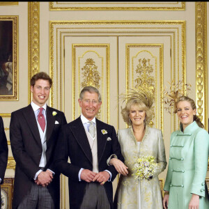 Et la photo d'une famille unie ne devrait pas être reproduite de sitôt. 
Photo officielle du mariage du prince Charles et de sa femme Camilla, duchesse de Cornouailles, entourés de Tom et Laura Parker-Bowles et des princes Harry et William, 9 avril 2005, après la cérémonie.