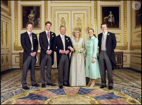 Et la photo d'une famille unie ne devrait pas être reproduite de sitôt. 
Photo officielle du mariage du prince Charles et de sa femme Camilla, duchesse de Cornouailles, entourés de Tom et Laura Parker-Bowles et des princes Harry et William, 9 avril 2005, après la cérémonie.