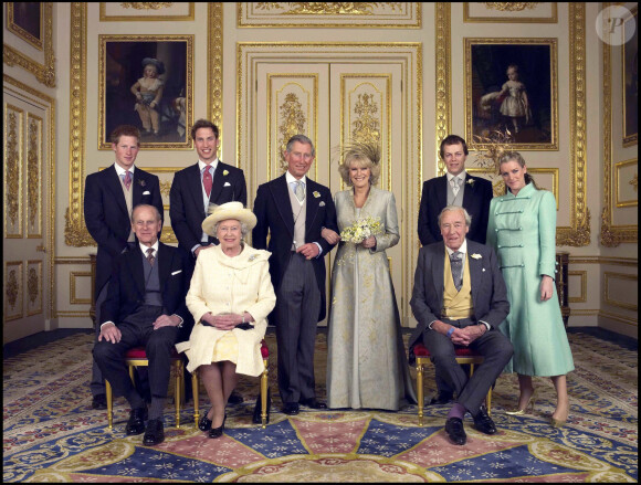 Mariage du prince William et de Camilla Parker-Bowles, le 9 avril 2005, entourés des princes William et Harry, de la reine Elizabeth II et du prince Philip et de Tom et Laura Parker-Bowles