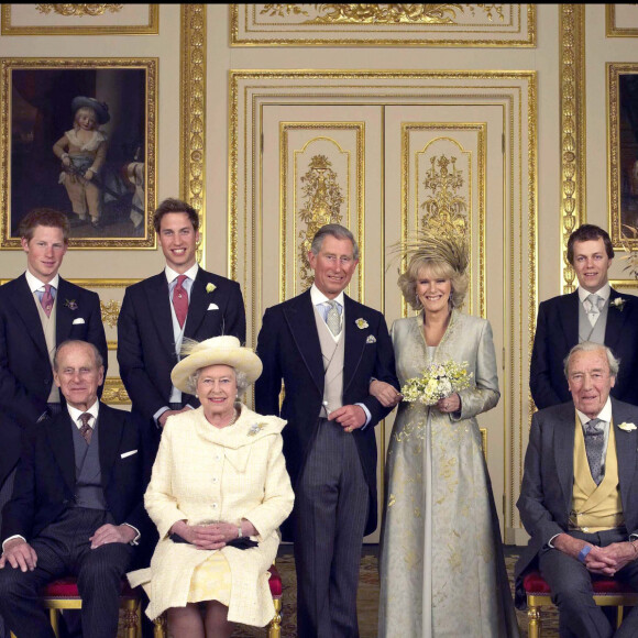 Mariage du prince William et de Camilla Parker-Bowles, le 9 avril 2005, entourés des princes William et Harry, de la reine Elizabeth II et du prince Philip et de Tom et Laura Parker-Bowles