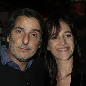 Yvan Attal et sa compagne Charlotte Gainsbourg - After party du film "Mon chien stupide" organisé par Five Eyes Production au Buddha Bar à Paris organisé par Five Eyes Production au Buddha Bar à Paris, le 22 octobre 2019. © Christophe Clovis/Bestimage