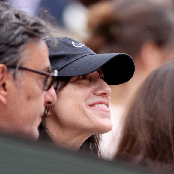 Charlotte Gainsbourg, son compagnon Yvan Attal dans les tribunes lors des Internationaux de France de Tennis de Roland Garros 2022. Paris, le 5 juin 2022. © Dominique Jacovides/Bestimage 