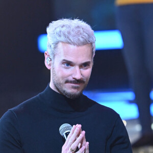 En effet, le badge de certification a disparu.
M. Pokora - Les personnalités se mobilisent lors de la 36ème édition du Téléthon sur le plateau de France 2, avec pour parrain K.Adams, le 3 décembre 2022. © Coadic GUIREC / Bestimage 