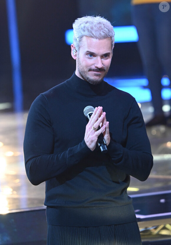 En effet, le badge de certification a disparu.
M. Pokora - Les personnalités se mobilisent lors de la 36ème édition du Téléthon sur le plateau de France 2, avec pour parrain K.Adams, le 3 décembre 2022. © Coadic GUIREC / Bestimage 