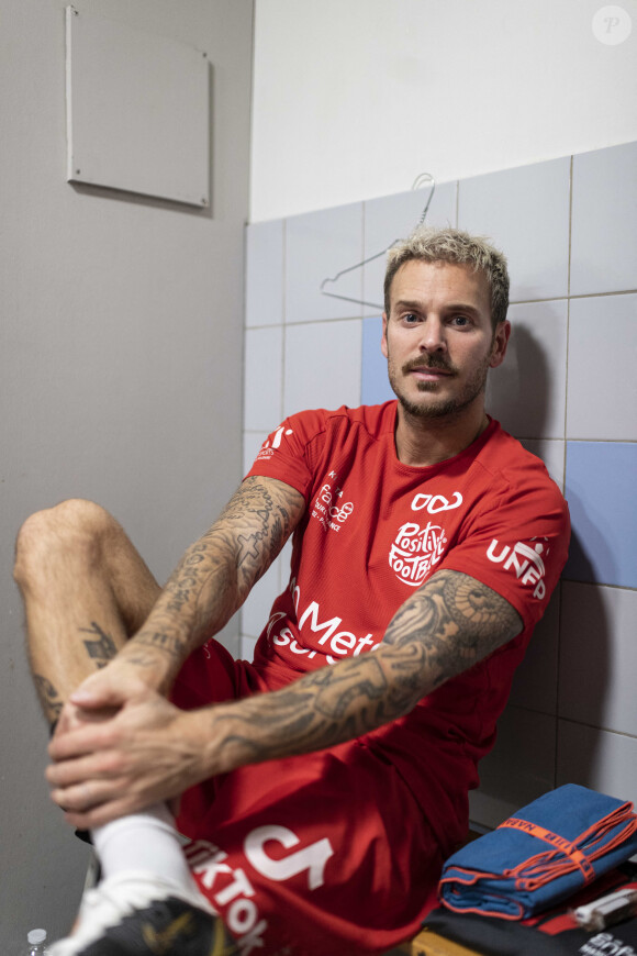 Exclusif - M. Pokora (Matt Pokora) - Vestiaire du match de football caritatif entre le Variétés Club de France contre l'équipe de France des Parlementaires au profit de l'association "e-Enfance" au stade Emile Anthoine à Paris le 28 septembre 2022. La rencontre s'est soldée par une défaite 8-2 des parlementaires. Le match a été marqué par la blessure importante de J. Odoul. Le député du Rassemblement national (RN) de l'Yonne souffre d'une rupture du tendon rotulien. Le match a par ailleurs permis de récolter 35.000 euros pour le compte de l'association e-Enfance, qui lutte contre le cyber harcèlement. Si cette rencontre a fait parler d'elle, ce n'est pas tant pour son aspect sportif que son enjeu politique. Pour la première fois, l'équipe parlementaire de football intégrait dans son effectif des députés du Rassemblement national. Une nouveauté qui a conduit les députés insoumis, socialistes et écologistes à boycotter le match. Une façon pour eux de lutter contre une "banalisation" de l'extrême droite et une "prétendue normalisation" des élus du RN. © Pierre Perusseau/Bestimage