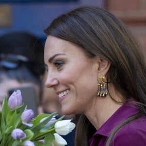 elle a indiqué qu'elle portera du bleu
Le prince William, prince de Galles, et Catherine (Kate) Middleton, princesse de Galles, en visite à Birmingham, le 20 avril 2023. 