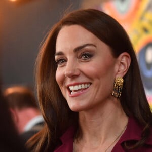 Plus précisément "un soupçon" de bleu
Le prince William, prince de Galles, et Catherine (Kate) Middleton, princesse de Galles, lors d'une visite au pub "The Rectory" à Birmingham, le 20 avril 2023.