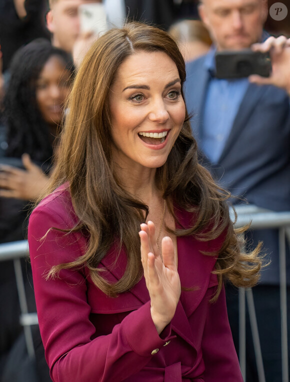 Elle porte souvent cette couleur depuis qu'elle est dans la famille royale
Le prince William, prince de Galles, et Catherine (Kate) Middleton, princesse de Galles, lors d'une visite au pub "The Rectory" à Birmingham, le 20 avril 2023.