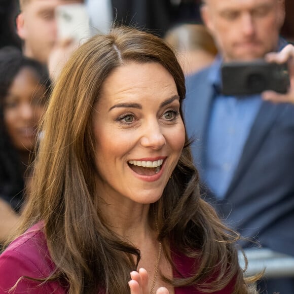 Elle porte souvent cette couleur depuis qu'elle est dans la famille royale
Le prince William, prince de Galles, et Catherine (Kate) Middleton, princesse de Galles, lors d'une visite au pub "The Rectory" à Birmingham, le 20 avril 2023.