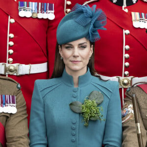 Kate Middleton a donné un indice sur sa tenue
La colonelle Catherine (Kate) Middleton, princesse de Galles, à l'assemblée annuelle des Irish Guards Parade de la St Patrick à Mons Barracks à Aldershot