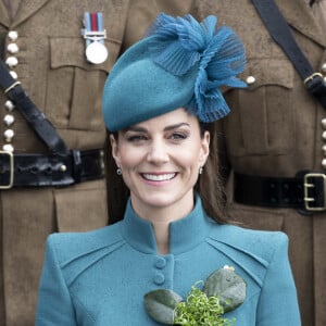 La colonelle Catherine (Kate) Middleton, princesse de Galles, à l'assemblée annuelle des Irish Guards Parade de la St Patrick à Mons Barracks à Aldershot, le 17 mars 2023. Catherine (Kate) Middleton, princesse de Galles, a récemment été nommée colonelle de l'Irish Guards par le roi d'Angleterre. 