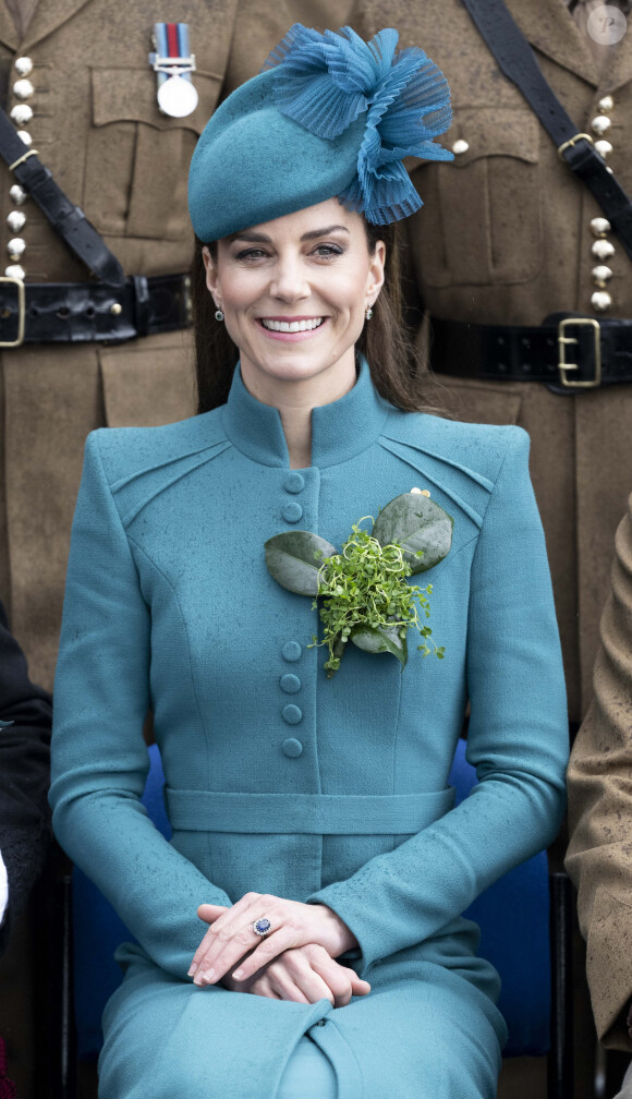 La colonelle Catherine (Kate) Middleton, princesse de Galles, à l'assemblée annuelle des Irish Guards Parade de la St Patrick à Mons Barracks à Aldershot, le 17 mars 2023. Catherine (Kate) Middleton, princesse de Galles, a récemment été nommée colonelle de l'Irish Guards par le roi d'Angleterre. 