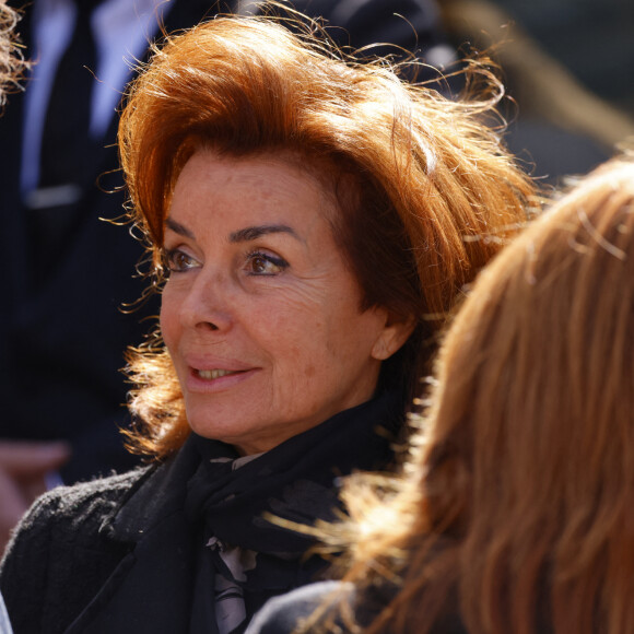 Dominique Tapie a confié à "Nice Matin" que son défunt mari pensait avoir mis sa femme "à l'abri".
Dominique Tapie à la sortie de la messe funéraire en hommage à Bernard Tapie en l'église Saint-Germain-des-Prés à Paris © Jacovides-Moreau / Bestimage