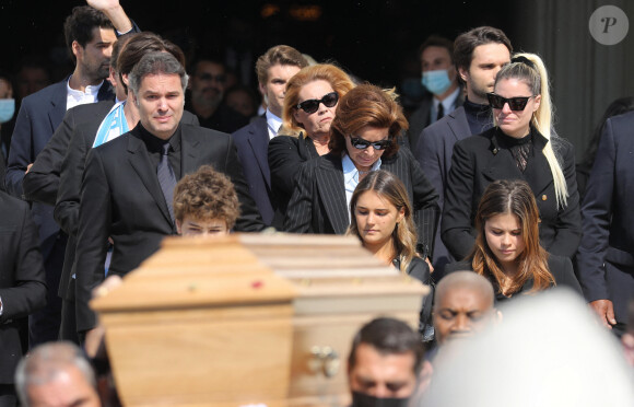 Laurent Tapie , Dominique Tapie, Sophie Tapie - Sorties des obsèques de Bernard Tapie en la Cathédrale La Major à Marseille le 8 octobre 2021. © Jacovides / Santini / Bestimage  Funerals of Bernard Tapie in Marseille, France on october 8th 2021 