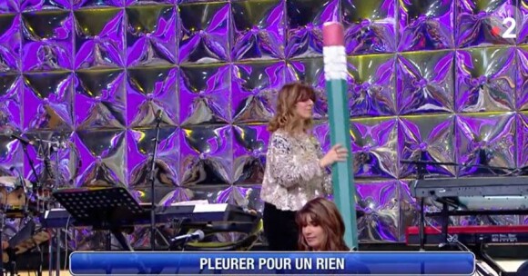 Lors d'une prestation de Joan, Magali Ripoll portait un gros stylo en mousse
Magali Ripoll dans "N'oubliez pas les paroles", le 24 avril 2023, sur France 2