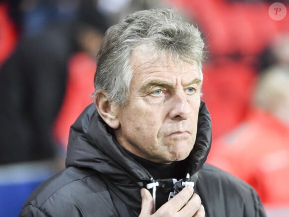 Karine Ferri encourage son compagnon Yoann Gourcuff lors du match Psg-Rennes au Parc des Princes à Paris le 6 novembre 2016. (victoire 4-0 du Psg) © Pierre Perusseau/Bestimage