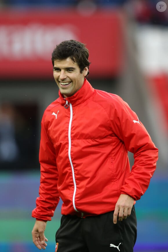 "Après l'arrêt de ma carrière, je n'ai pas touché un ballon pendant plusieurs années. Là, je me remets à jouer dans le jardin avec mon fils", raconte Yoann Gourcuff
 
Yoann Gourcuff - People au match de football "PSG - Rennes" au Parc des Princes à Paris. Le 29 avril 2016 © Cyril Moreau / Bestimage