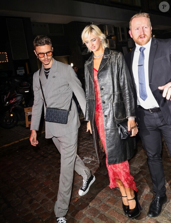 Ils s'étaient séparés l'an dernier.
Romeo Beckham, Mia Regan - Les célébrités arrivent à l'after-party des "Fashion Awards" au Chiltern Firehouse à Londres, le 5 décembre 2022. 