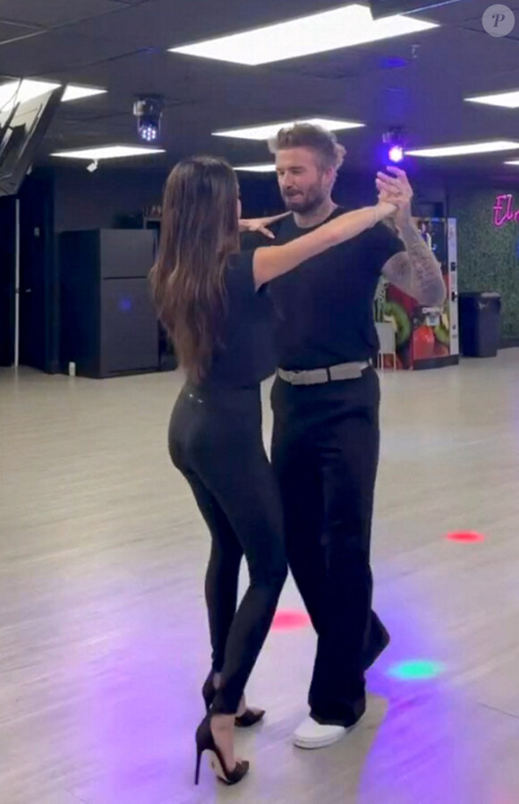 Victoria Beckham a partagé des images inédites de son époux David Beckham en plein cours de salsa lors d'une vidéo postée sur les réseaux sociaux le 4 avril 2023. 