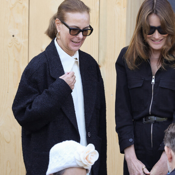 Carole Bouquet, Carla Bruni-Sarkozy - Sorties des obsèques de la chanteuse Régine au Crematorium du cimetière du Père-Lachaise à Paris. Le 9 mai 2022 © Jacovides-Moreau / Bestimage 