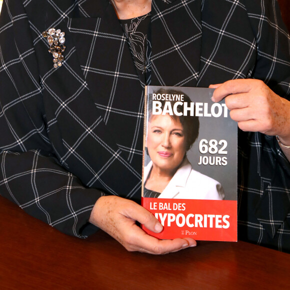 Exclusif - Roselyne Bachelot-Narquin dédicace son livre " 682 jours, le bal des hypocrites " à la Librairie Galignani à Paris, France. Le 2 Février 2023. © Bertrand Rindoff Petroff / Bestimage 