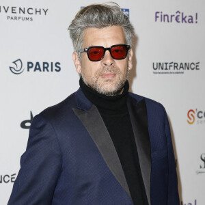 En effet, Benjamin Biolay avait reproché à Roselyne Bachelot, qui était alors Ministre de la Culture, de ne pas faire grand-chose pour aider les artistes, grandes victimes de cette pandémie. 
Benjamin Biolay au photocall de la 28ème Cérémonie des Lumières de la presse internationale au Forum des Images à Paris le 16 janvier 2023. © Marc Ausset-Lacroix / Pierre Perusseau / Bestimage 