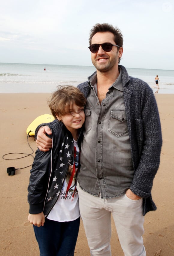 Exclusif - Frédéric Diefenthal et son fils Gabriel, 11 ans (qu'il a eu avec Gwendoline Hamon dont il est séparé) - L'acteur français Frédéric Diefenthal est le parrain des championnats de France de surf qui se déroulent du 17 au 26 oct à Biarritz. Il a passé une journée en compagnie de l'association handisurf qui facilite l'accés au surf aux handicapés. Le 17 Octobre 2015.