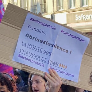 Manifestation contre Gérard Depardieu devant le Théâtre Sébastopol à Lille, où l'acteur doit se produire, le 19 avril 2023. Plus d'une douzaine de femmes ont accusé le comédien de violences sexuelles, et certaines de ces allégations datent de plusieurs décennies, selon le site d'information Médiapart. © Stéphane Vansteenkiste / Bestimage  Demonstration against Gérard Depardieu in front of the Sébastopol Theater in Lille, where the actor is due to perform, on April 19, 2023. More than a dozen women have accused the comedian of sexual violence, and some of these allegations date back decades, according to the Mediapart information website. 