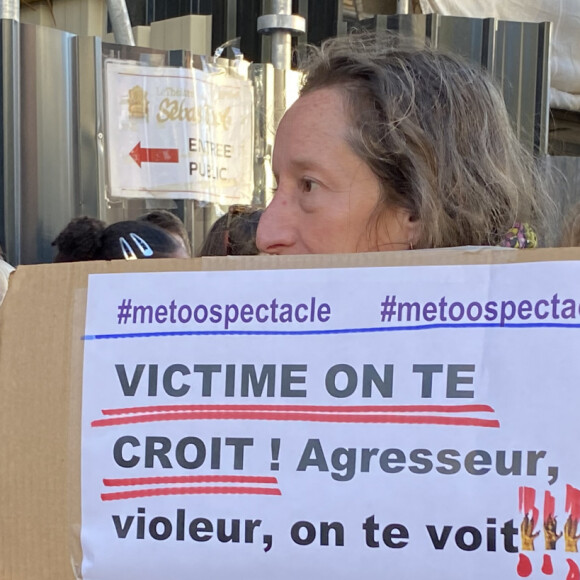 De très nombreuses accusations visent l'acteur.
Manifestation contre Gérard Depardieu devant le Théâtre Sébastopol à Lille, où l'acteur doit se produire, le 19 avril 2023. Plus d'une douzaine de femmes ont accusé le comédien de violences sexuelles, et certaines de ces allégations datent de plusieurs décennies, selon le site d'information Médiapart. © Stéphane Vansteenkiste / Bestimage 