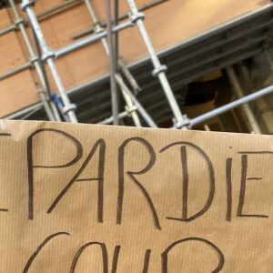 Elle n'a pas encore réagi à cette annonce.
Manifestation contre Gérard Depardieu devant le Théâtre Sébastopol à Lille, où l'acteur doit se produire, le 19 avril 2023. Plus d'une douzaine de femmes ont accusé le comédien de violences sexuelles, et certaines de ces allégations datent de plusieurs décennies, selon le site d'information Médiapart. © Stéphane Vansteenkiste / Bestimage 