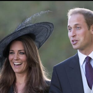 Leurs premières apparitions officielles datent de 2010.
Le prince William et Kate Middleton assistent au mariage d'un couple d'amis le 23 octobre 2010.