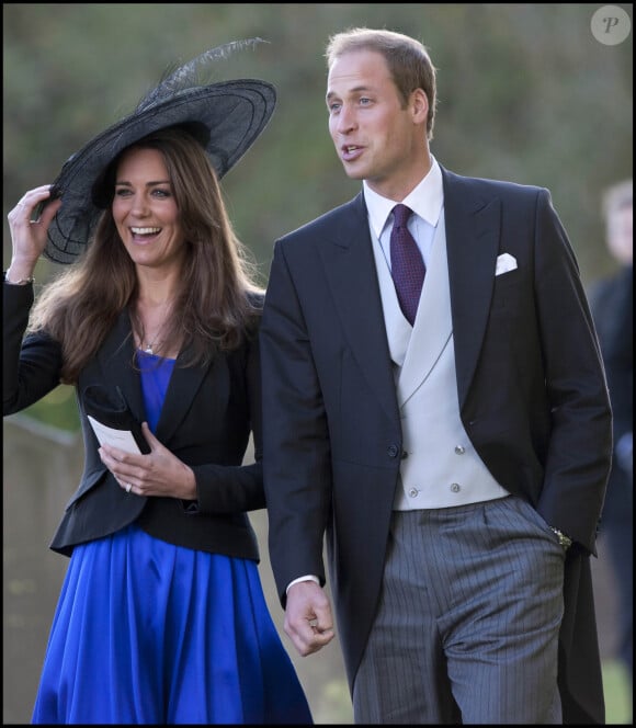 Leurs premières apparitions officielles datent de 2010.
Le prince William et Kate Middleton assistent au mariage d'un couple d'amis le 23 octobre 2010.