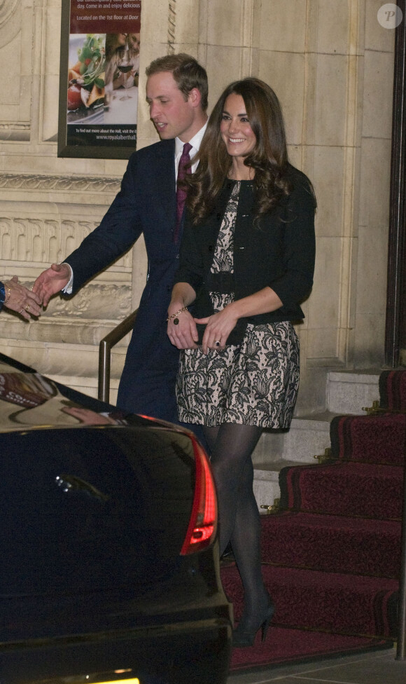 Le prince William et Kate Middleton quittent le Royal Albert Hall après un spectacle de Gary Barlow à Londres le 6 décembre 2011.