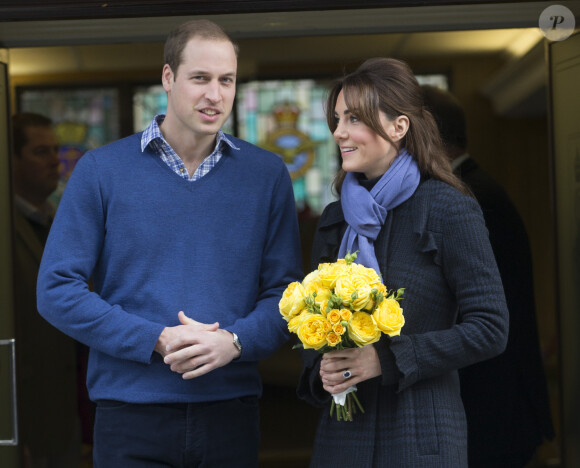 Kate Catherine Middleton (enceinte), duchesse de Cambridge, et le prince William quittent l'hopital, le 6 Decembre 2012. Kate a ete hospitalisee 3 jours a l'hopital King Edward VII pour des nausees. Londres 