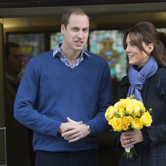 Kate Catherine Middleton (enceinte), duchesse de Cambridge, et le prince William quittent l'hopital, le 6 Decembre 2012. Kate a ete hospitalisee 3 jours a l'hopital King Edward VII pour des nausees. Londres 