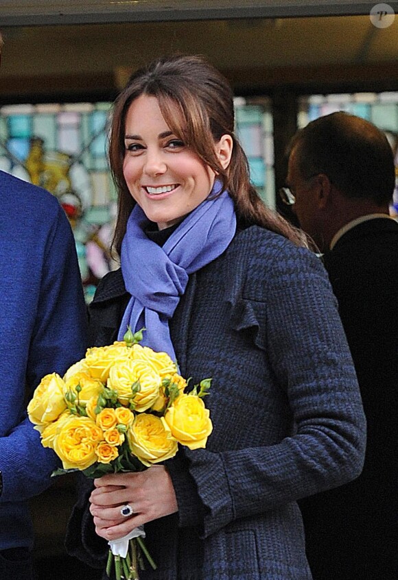 Kate Catherine Middleton, Duchesse de Cambridge enceinte et le prince William quittent l'hopital a Londres le 6 Decembre 2012. Kate a ete hospitalisee 3 jours a l'hopital King Edward VII pour des nausees. 